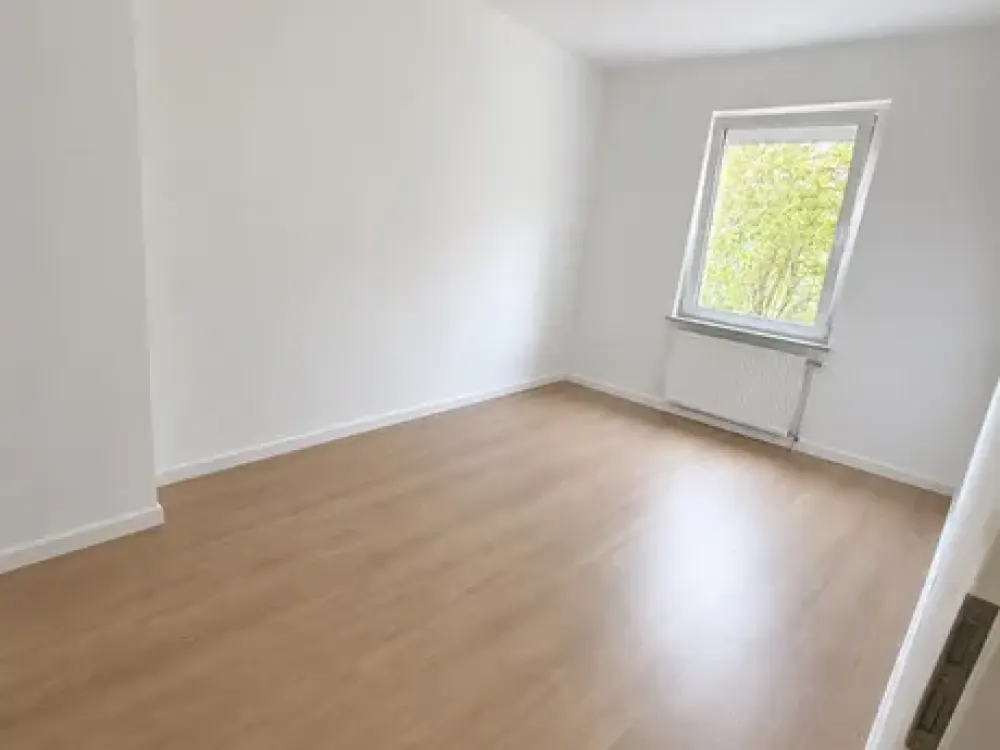 Modernized 2-Room Apartment with Balcony & Built-in Kitchen in Neustadt