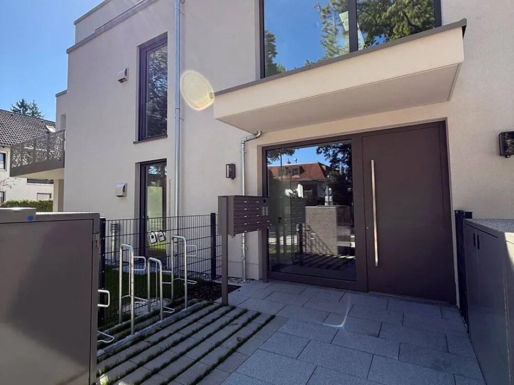Erstbezug: Großzügige 2.5- Zimmer-Wohnung mit Balkon und zwei Bädern in begehrter Lage von Obermenzing