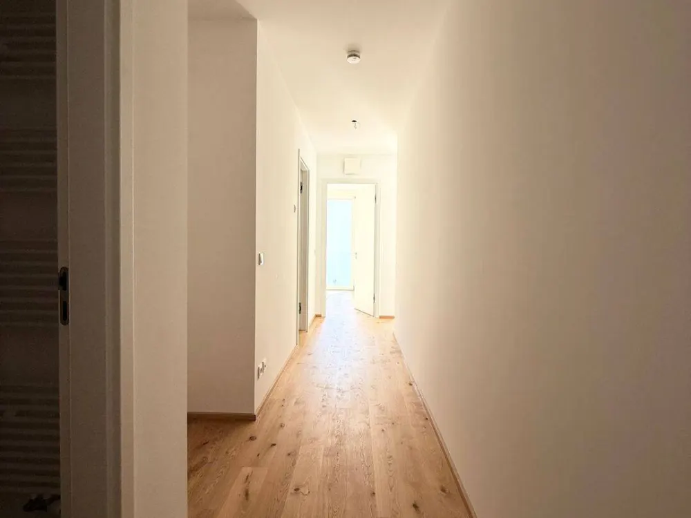 Erstbezug: Großzügige 2.5- Zimmer-Wohnung mit Balkon und zwei Bädern in begehrter Lage von Obermenzing