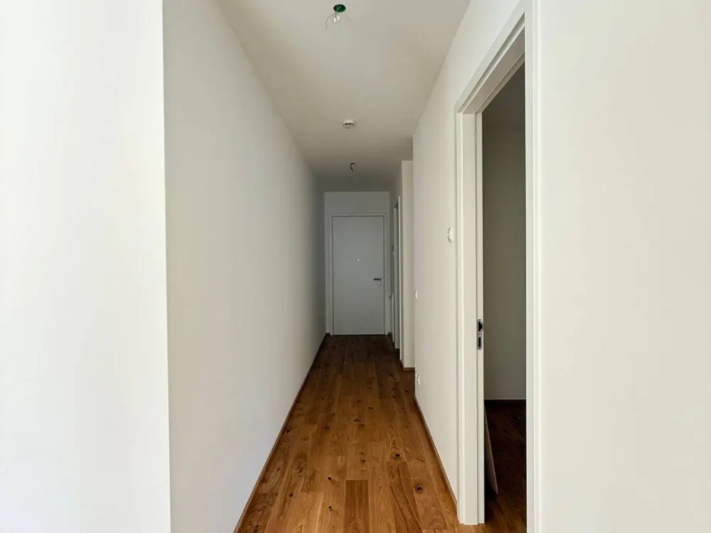 Erstbezug: Großzügige 2.5- Zimmer-Wohnung mit Balkon und zwei Bädern in begehrter Lage von Obermenzing