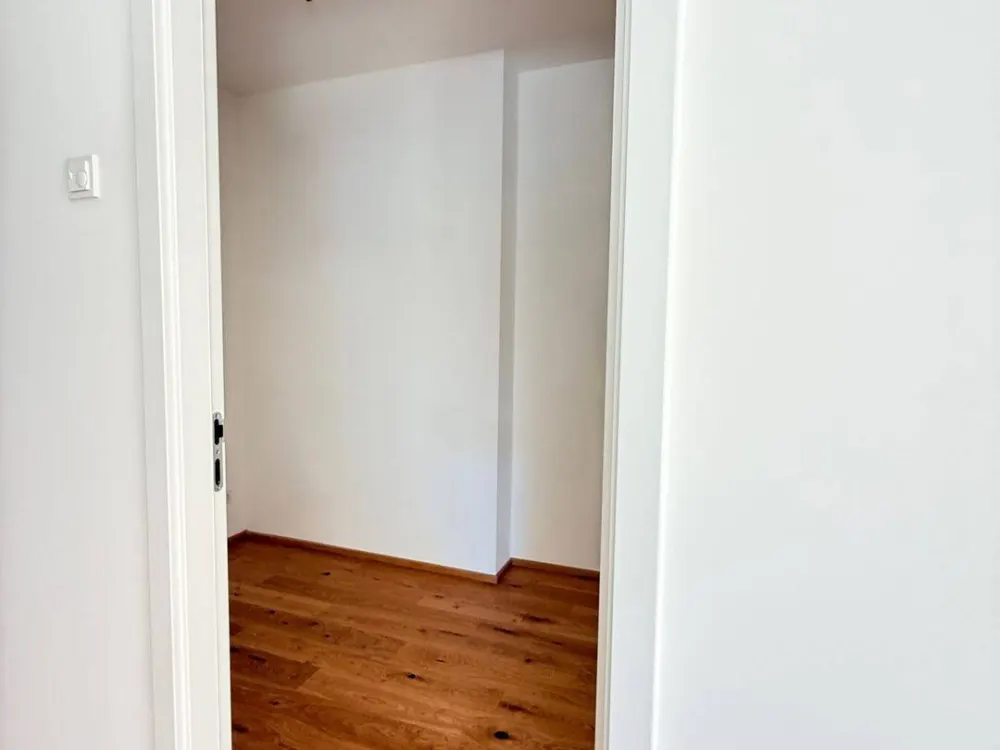 Erstbezug: Großzügige 2.5- Zimmer-Wohnung mit Balkon und zwei Bädern in begehrter Lage von Obermenzing