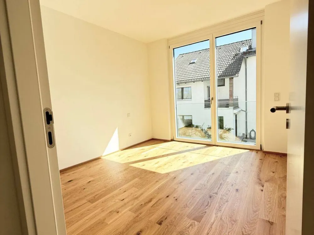 Erstbezug: Großzügige 2.5- Zimmer-Wohnung mit Balkon und zwei Bädern in begehrter Lage von Obermenzing