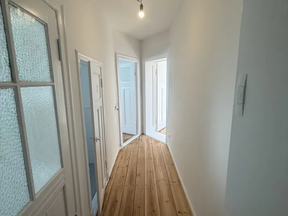 Erstbezug nach Sanierung: Stilvolle 2-Zimmer-Wohnung mit Echtholzdielen & Tageslichtbad