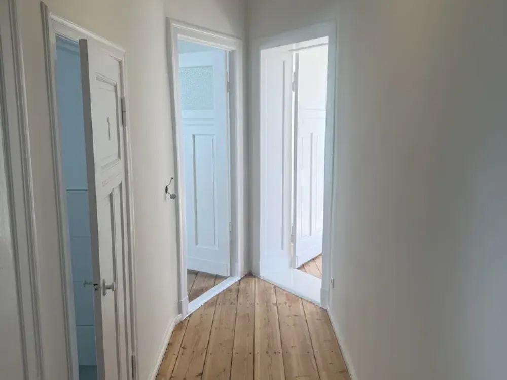 Erstbezug nach Sanierung: Stilvolle 2-Zimmer-Wohnung mit Echtholzdielen & Tageslichtbad