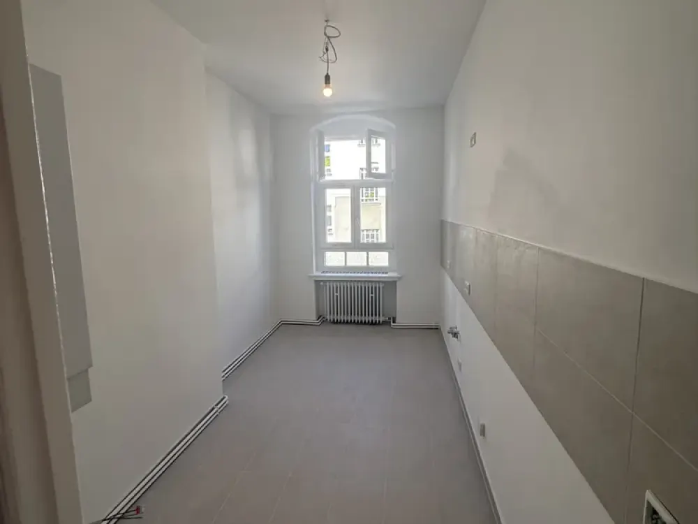 Erstbezug nach Sanierung: Stilvolle 2-Zimmer-Wohnung mit Echtholzdielen & Tageslichtbad