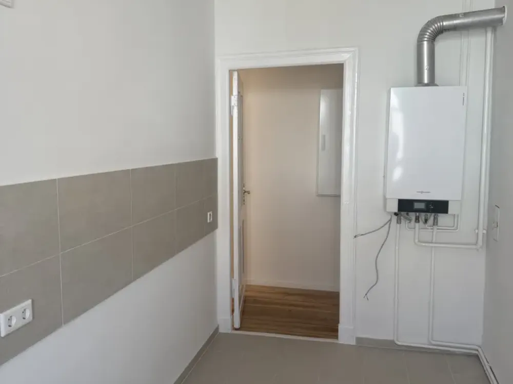 Erstbezug nach Sanierung: Stilvolle 2-Zimmer-Wohnung mit Echtholzdielen & Tageslichtbad
