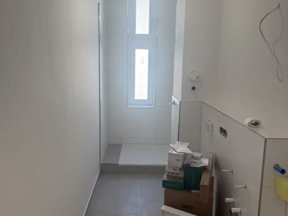Erstbezug nach Sanierung: Stilvolle 2-Zimmer-Wohnung mit Echtholzdielen & Tageslichtbad