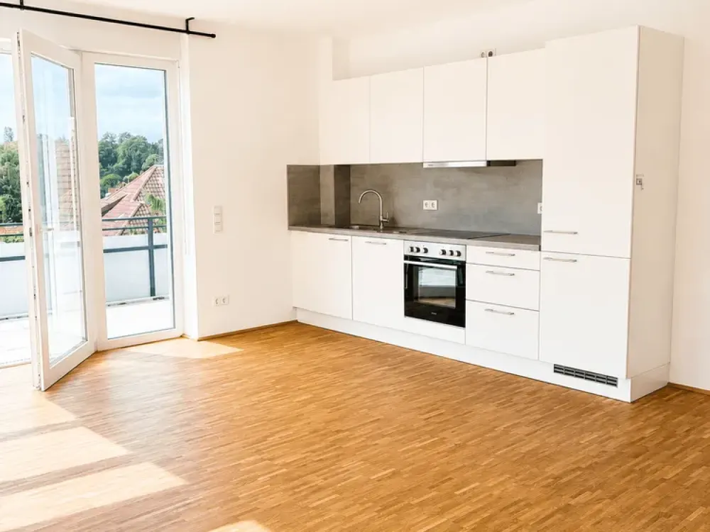 Attractive 2-Room Apartment with Balcony and Fitted Kitchen