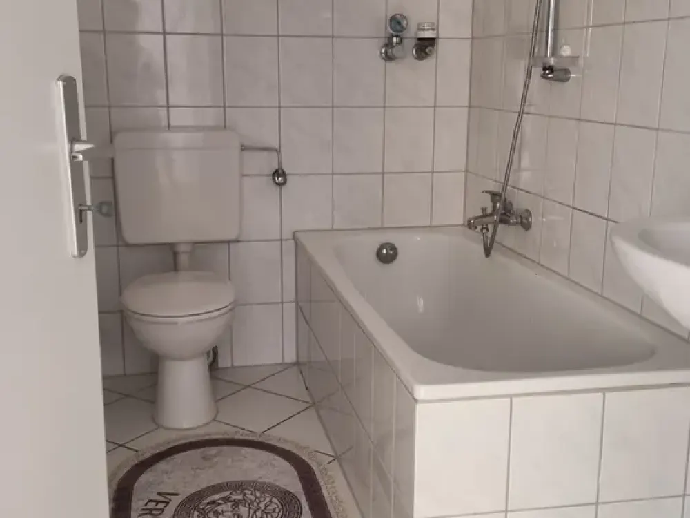 Möblierte 2-Zimmer-Wohneinheit für bis zu 4-5 Personen in Raunheim mit 2 Balkone
