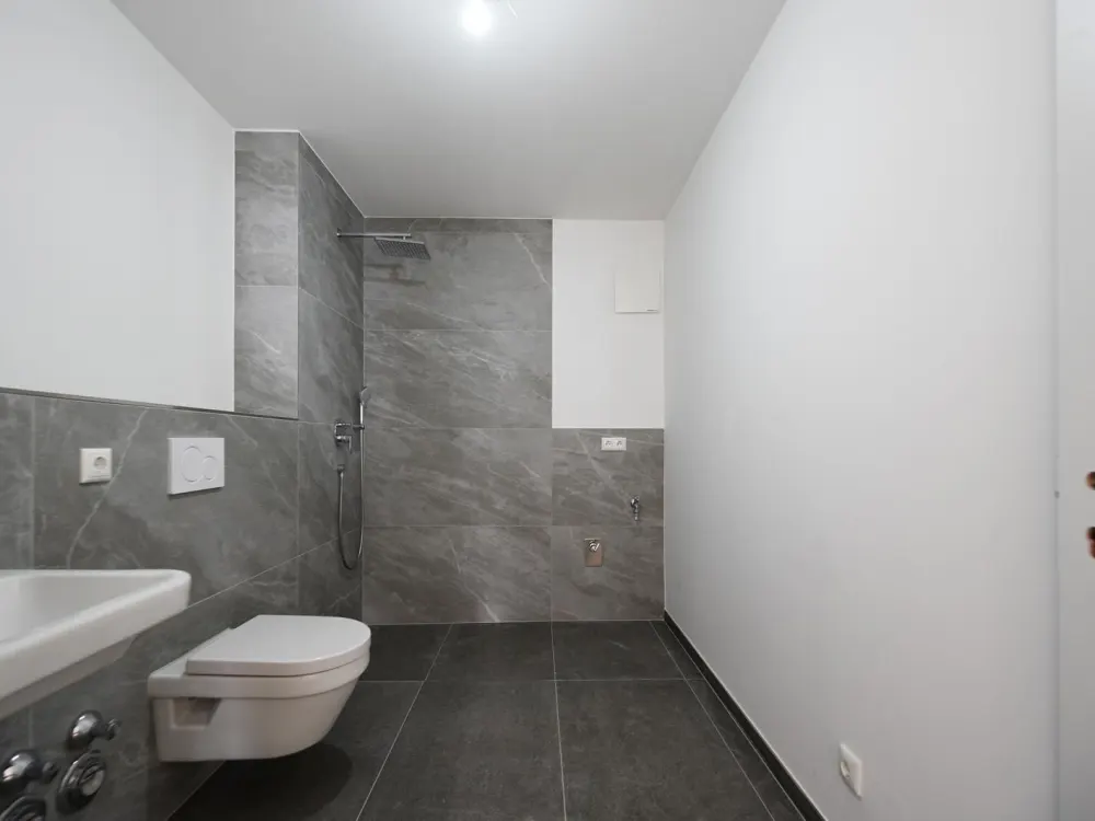 Neubau - Erstbezug geräumige 3 ZKB Balkon + Abstellraum