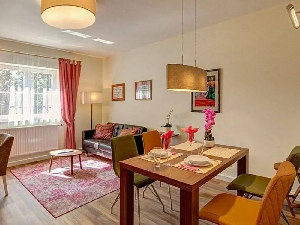 Luxuriöses Wohnung mit 2 Zimmern und Balkon