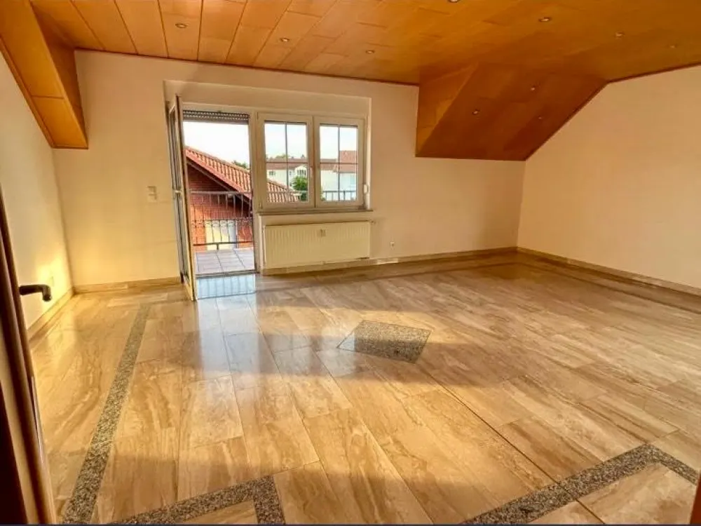 Großzügige 4-Zimmer-Wohnung mit Balkon und Marmorböden 127m2 kalt
