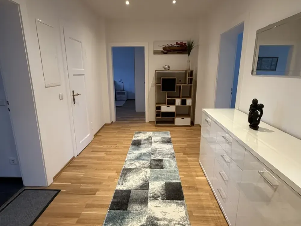 Modern möblierte 3,5 Zimmerwohnung mit Balkon nähe Holzhausenpark
