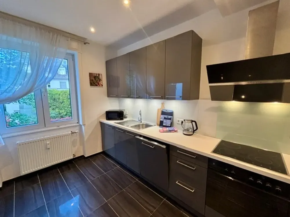 Modern möblierte 3,5 Zimmerwohnung mit Balkon nähe Holzhausenpark