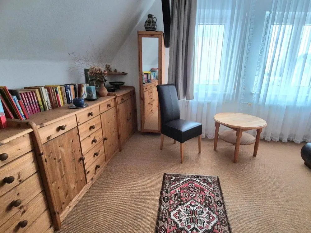 Berlin: ab 1.10. mbl. Zimmer im Efh. 25qm, bis 3/27 zu vermieten,