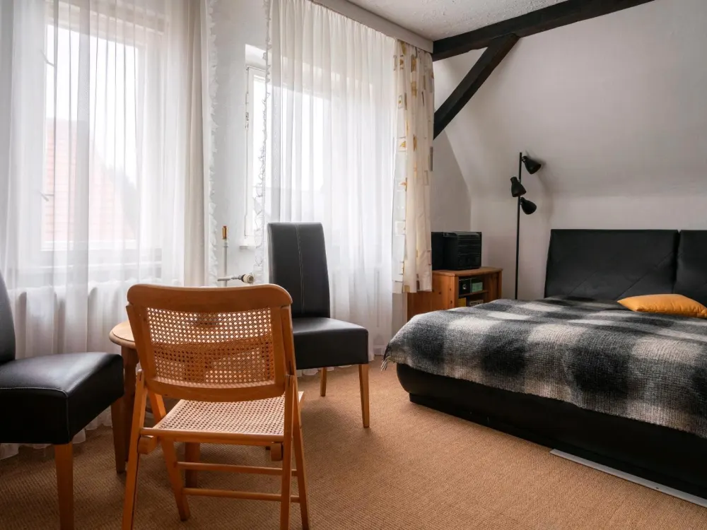 Berlin: ab 1.10. mbl. Zimmer im Efh. 25qm, bis 3/27 zu vermieten,