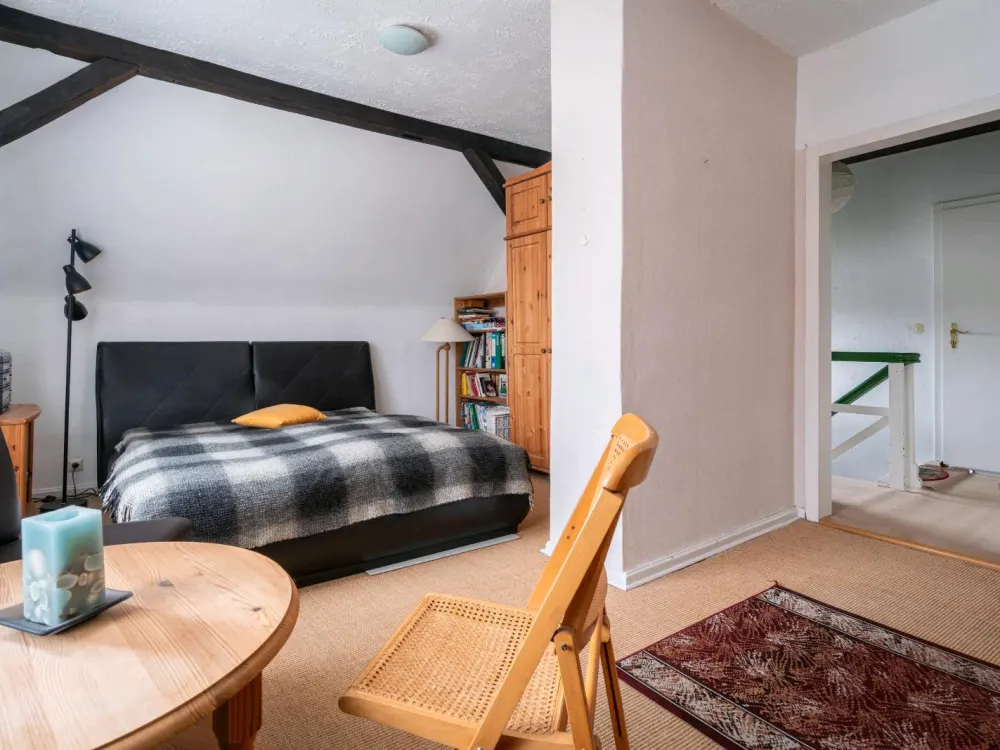 Berlin: ab 1.10. mbl. Zimmer im Efh. 25qm, bis 3/27 zu vermieten,
