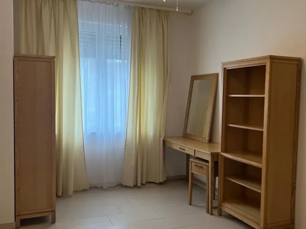 شقة جميلة جداً مكونة من 4 غرف مع تراس وحديقة