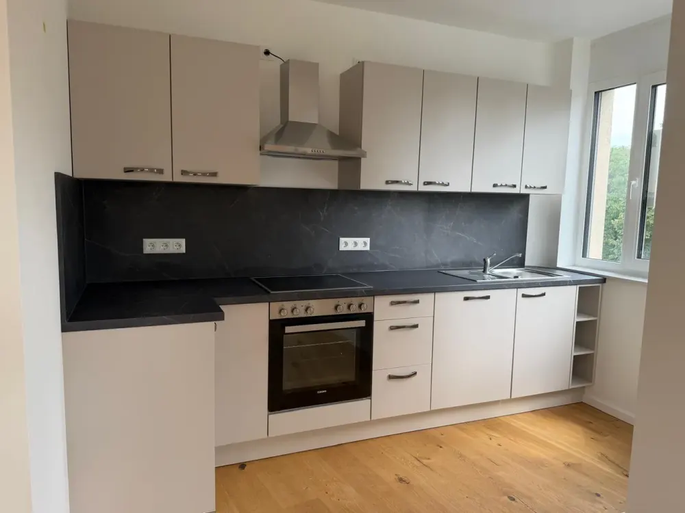 Erstbezug 3-Zi-Wohnung mit Küche und tollem Ausblick