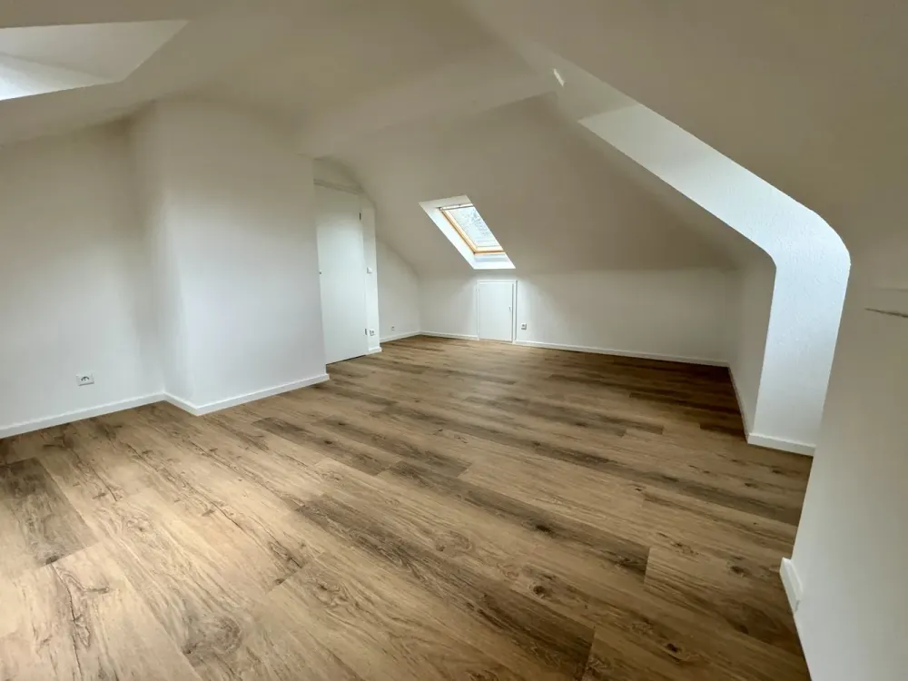 Sanierte 2-Zimmer-Wohnung mit Tageslichtbad & moderner Einbauküche, ideal auch für WG´s