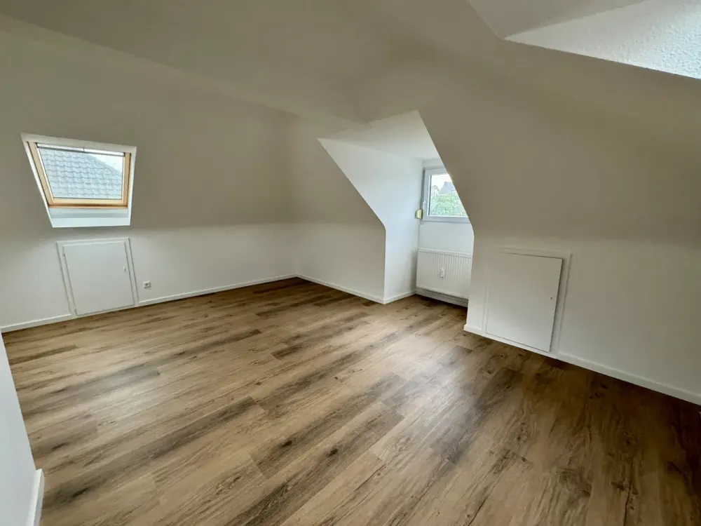 Sanierte 2-Zimmer-Wohnung mit Tageslichtbad & moderner Einbauküche, ideal auch für WG´s