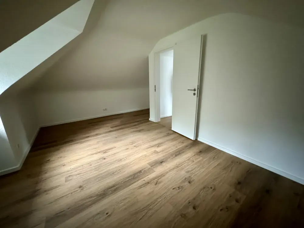 Sanierte 2-Zimmer-Wohnung mit Tageslichtbad & moderner Einbauküche, ideal auch für WG´s