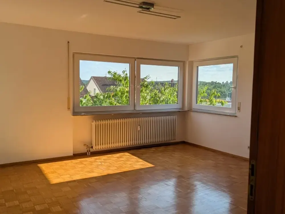 Helle 4-zimmerwohnung mit Balkon & Einbauküche