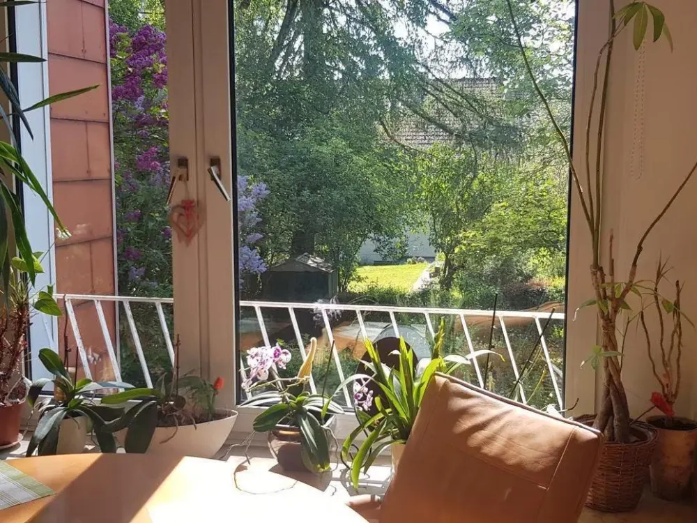 Helle, teilmöblierte 2,5-Zimmer-Wohnung mit Einbauküche & Garten