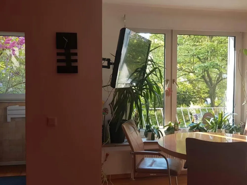 Helle, teilmöblierte 2,5-Zimmer-Wohnung mit Einbauküche & Garten