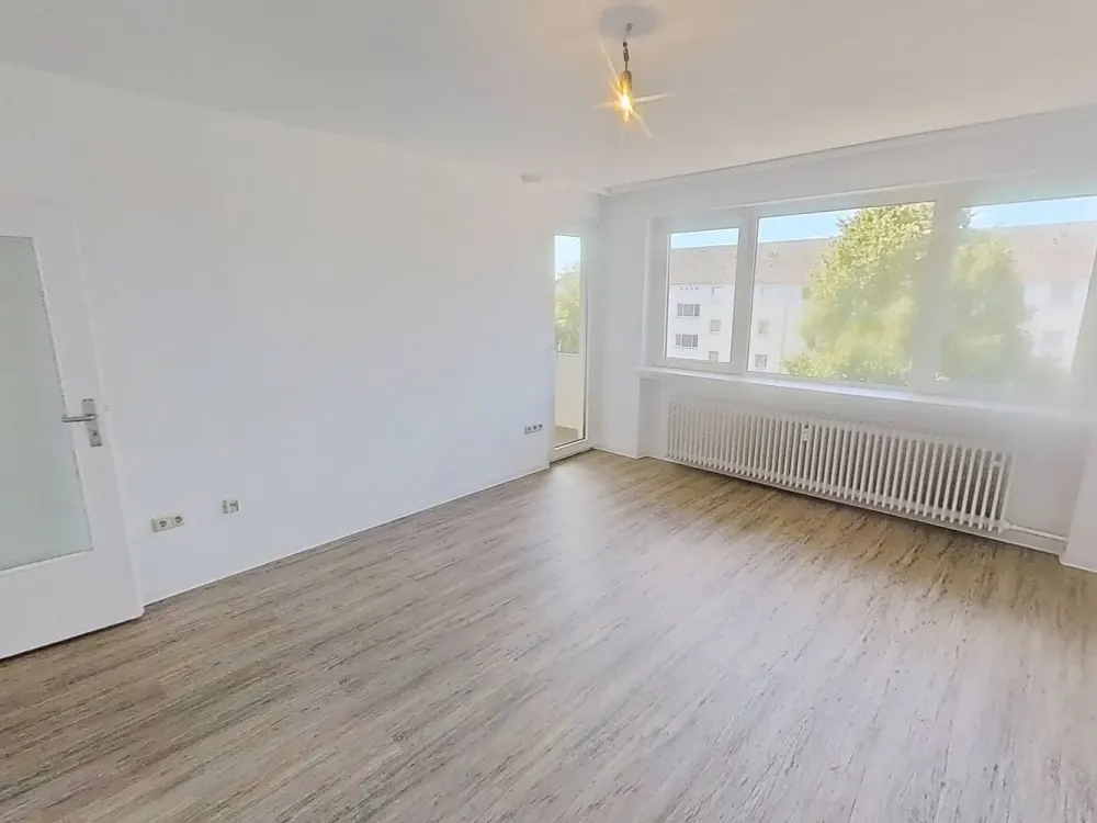 Thoughtful & Spacious: Bright 3-Room Apartment with Daylight Full Bathroom