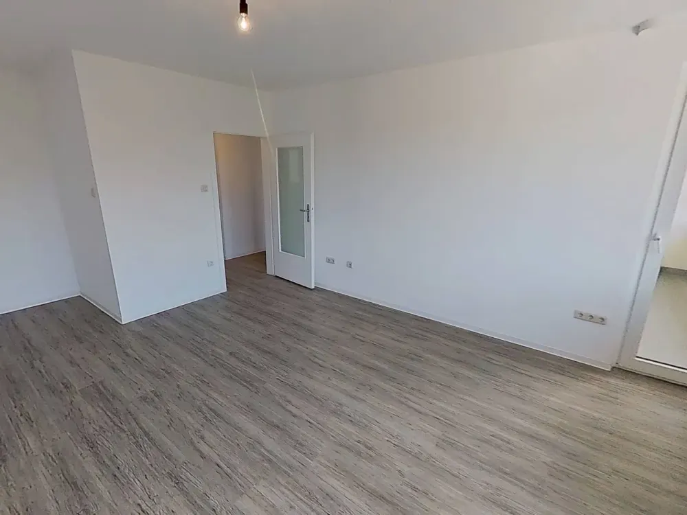 Thoughtful & Spacious: Bright 3-Room Apartment with Daylight Full Bathroom