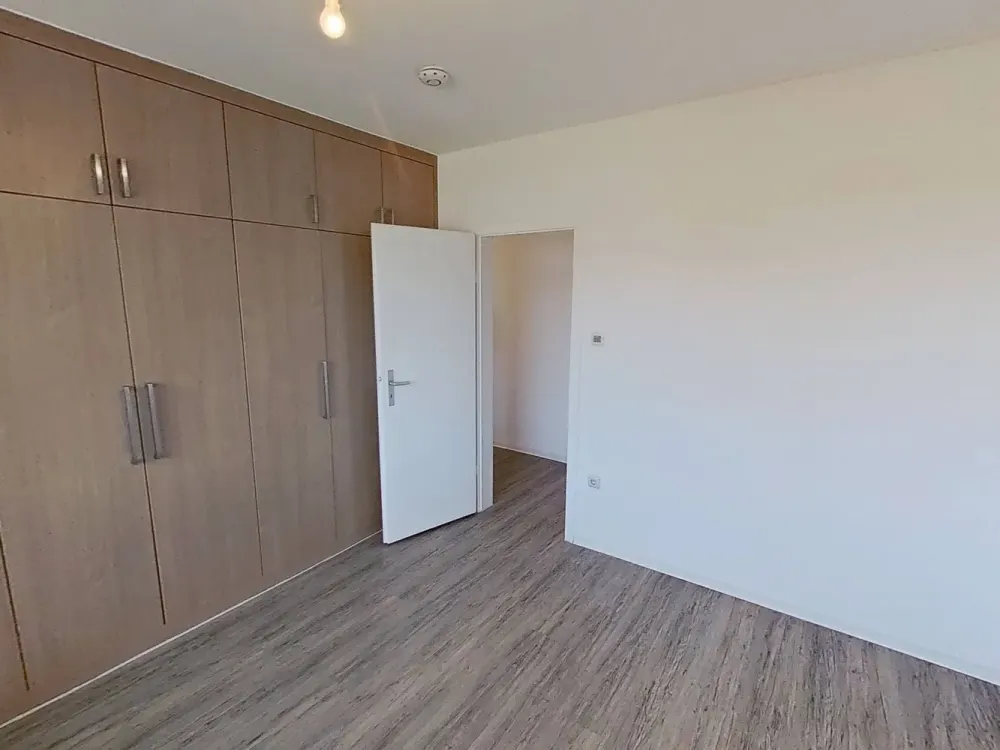 Thoughtful & Spacious: Bright 3-Room Apartment with Daylight Full Bathroom