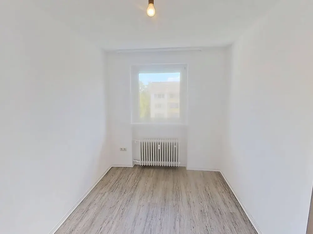 Thoughtful & Spacious: Bright 3-Room Apartment with Daylight Full Bathroom
