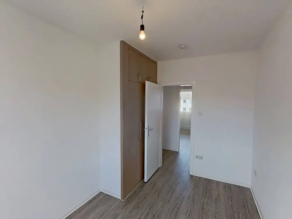 Thoughtful & Spacious: Bright 3-Room Apartment with Daylight Full Bathroom