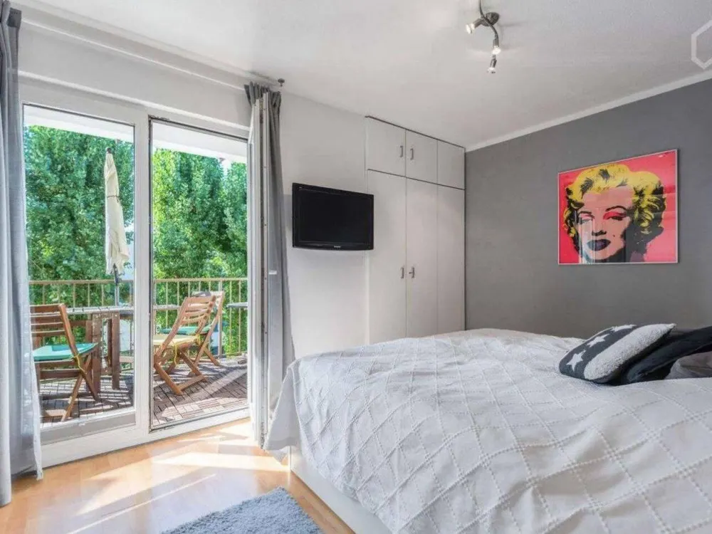 Hochwertige möblierte 3 Zimmer Wohnung mit sonnigem Balkon in Frankfurt Niederrad