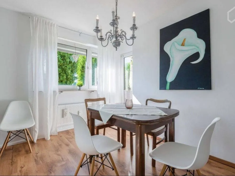 Hochwertige möblierte 3 Zimmer Wohnung mit sonnigem Balkon in Frankfurt Niederrad