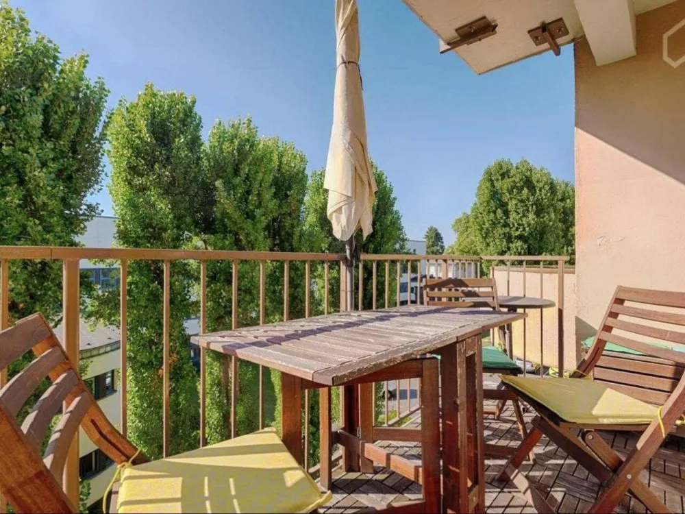 Hochwertige möblierte 3 Zimmer Wohnung mit sonnigem Balkon in Frankfurt Niederrad
