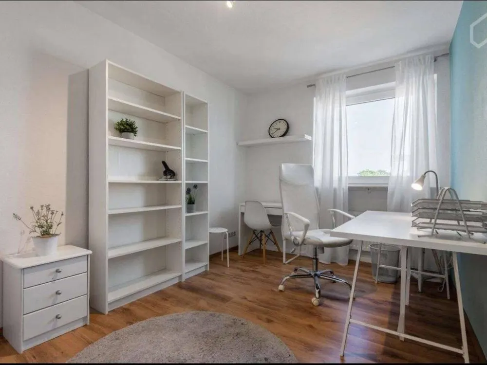 Hochwertige möblierte 3 Zimmer Wohnung mit sonnigem Balkon in Frankfurt Niederrad