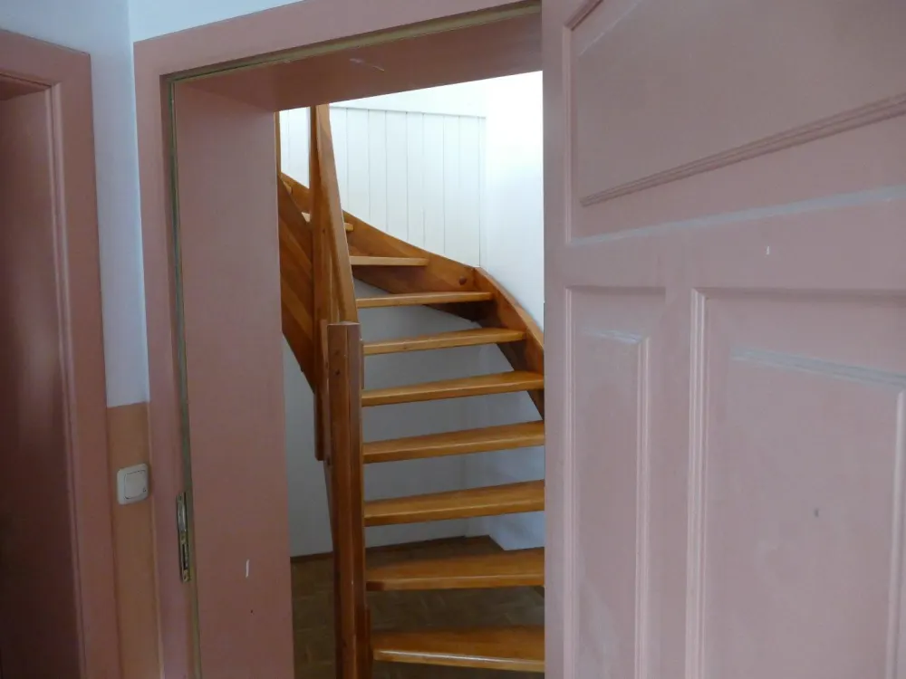 Wunderschöne Dachgeschoss-Wohnung in ruhiger und grüner Lage ab sofort zu vermieten!