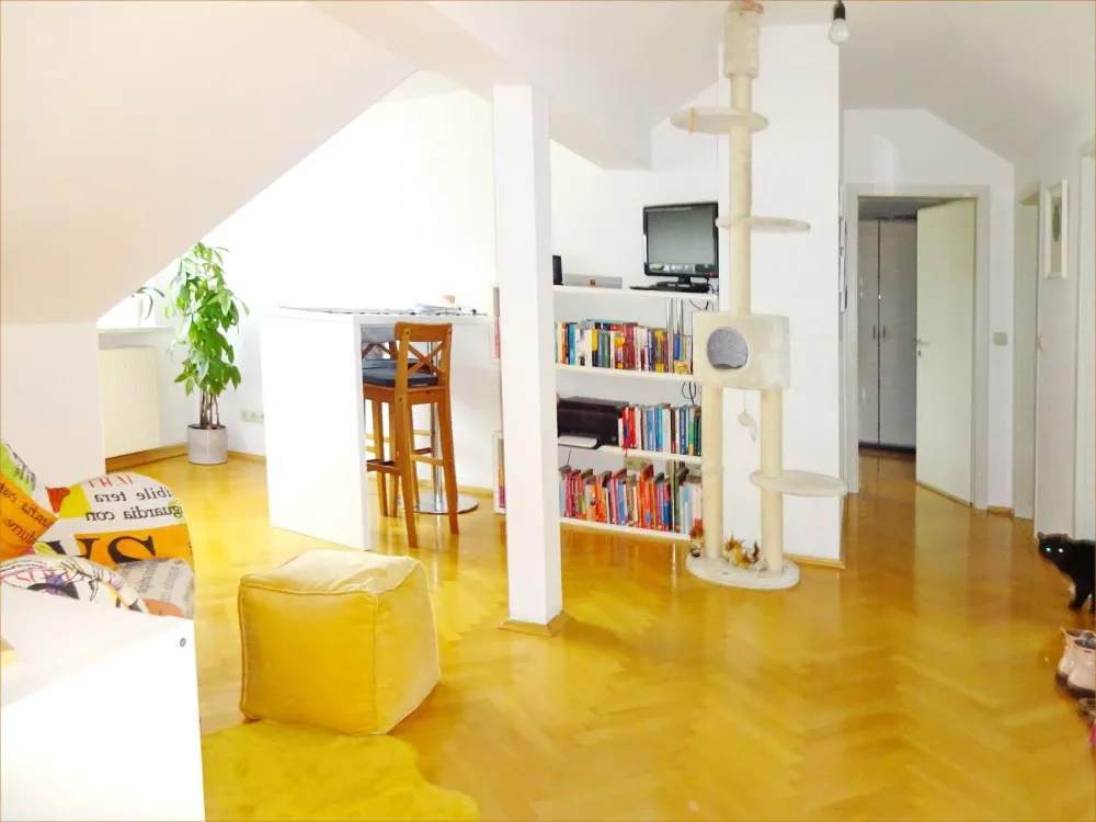 BRIGHT, COZY Top-Floor Apartment with Large Roof Terrace