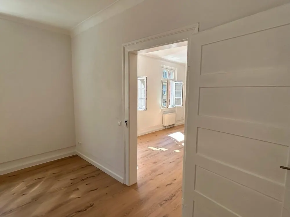 Hochwertig renovierte 4-Zimmer Altbauwohnung