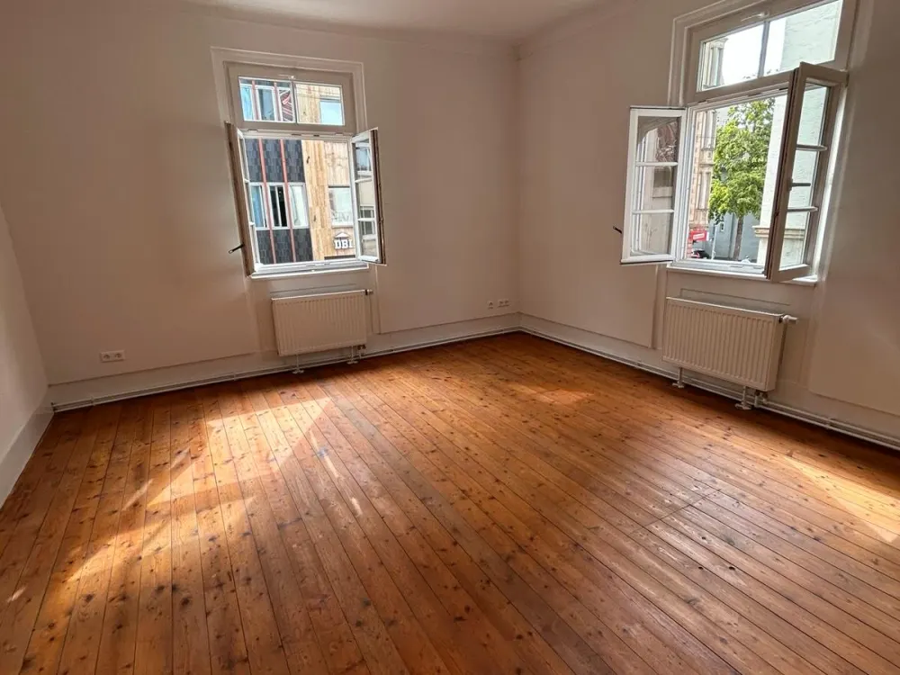 Hochwertig renovierte 4-Zimmer Altbauwohnung