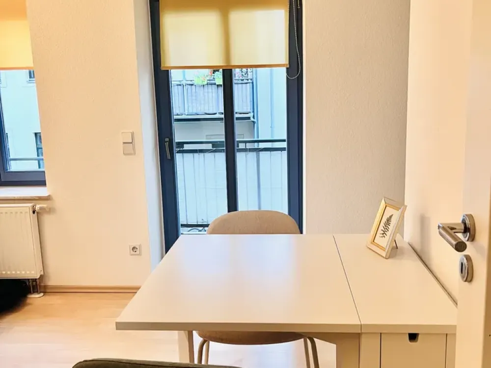 Moderne, möblierte 1-Raum-Wohnung mit Balkon in Dresdens Top-Lage