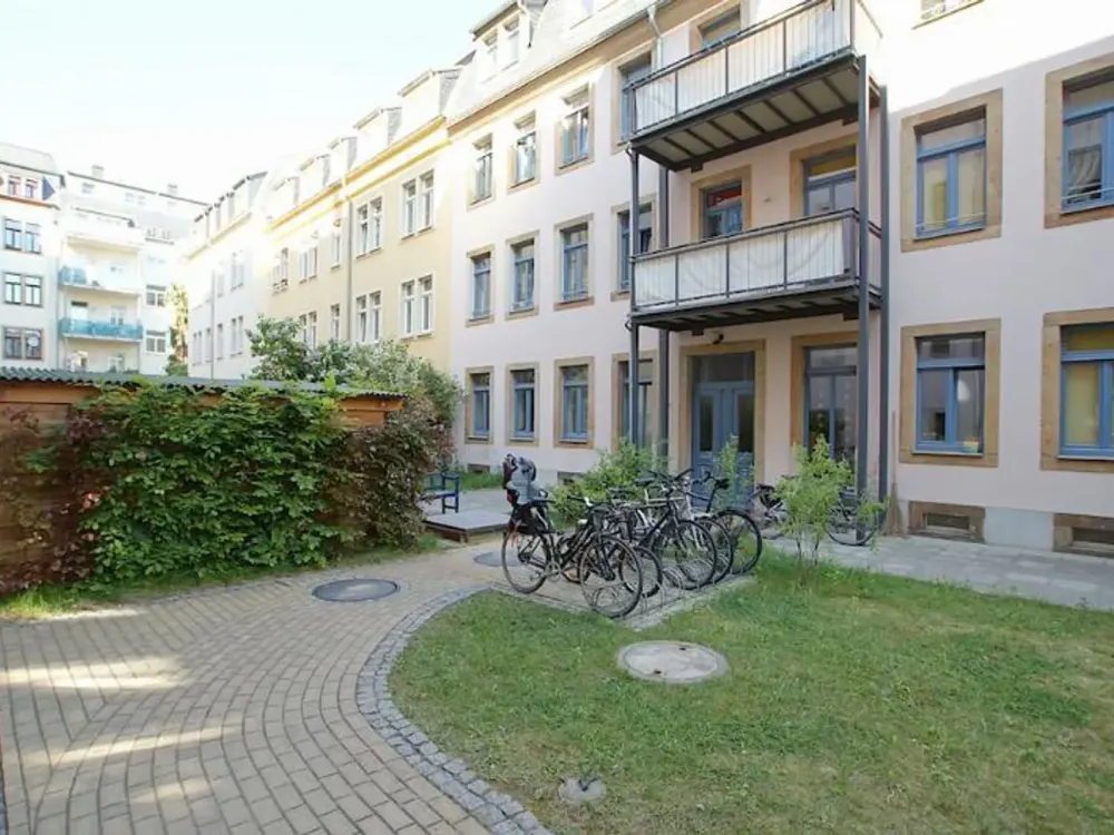 Moderne, möblierte 1-Raum-Wohnung mit Balkon in Dresdens Top-Lage