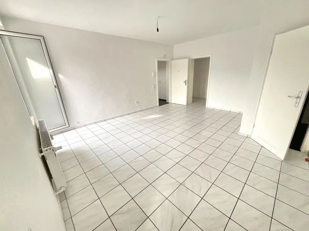 Sehr schöne renovierte 2 Zimmer Wohnung zu vermieten