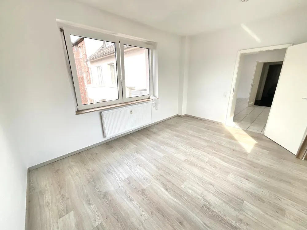 Sehr schöne renovierte 2 Zimmer Wohnung zu vermieten