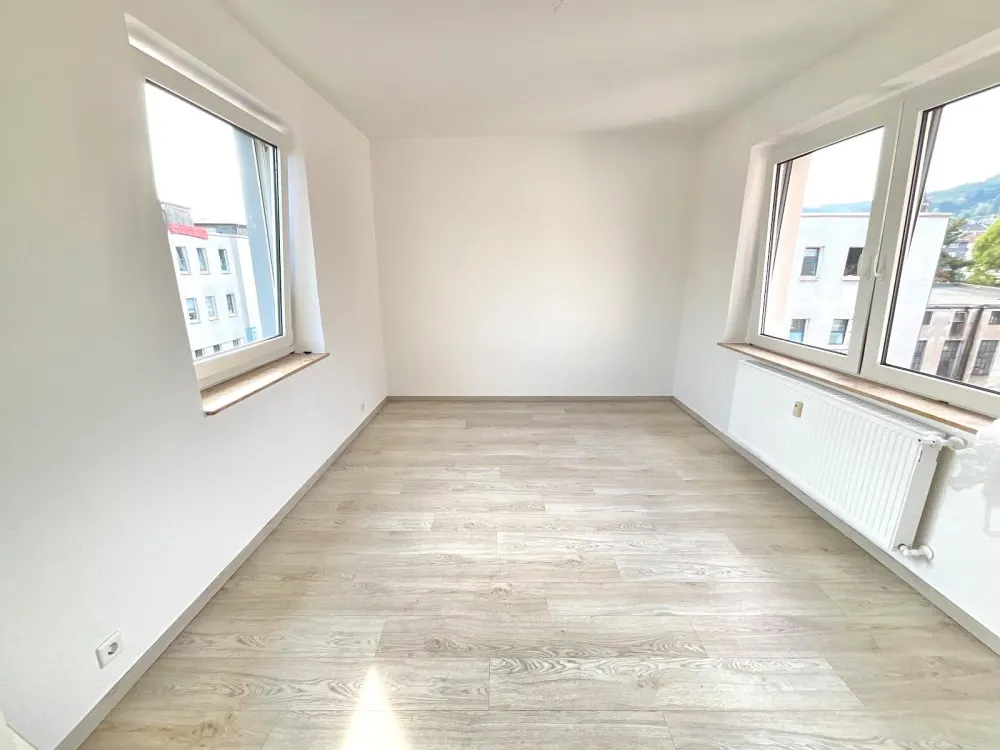Sehr schöne renovierte 2 Zimmer Wohnung zu vermieten