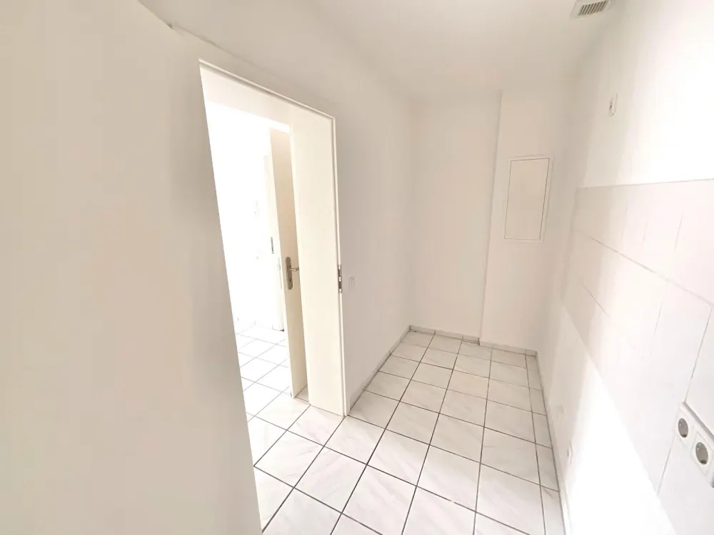 Sehr schöne renovierte 2 Zimmer Wohnung zu vermieten