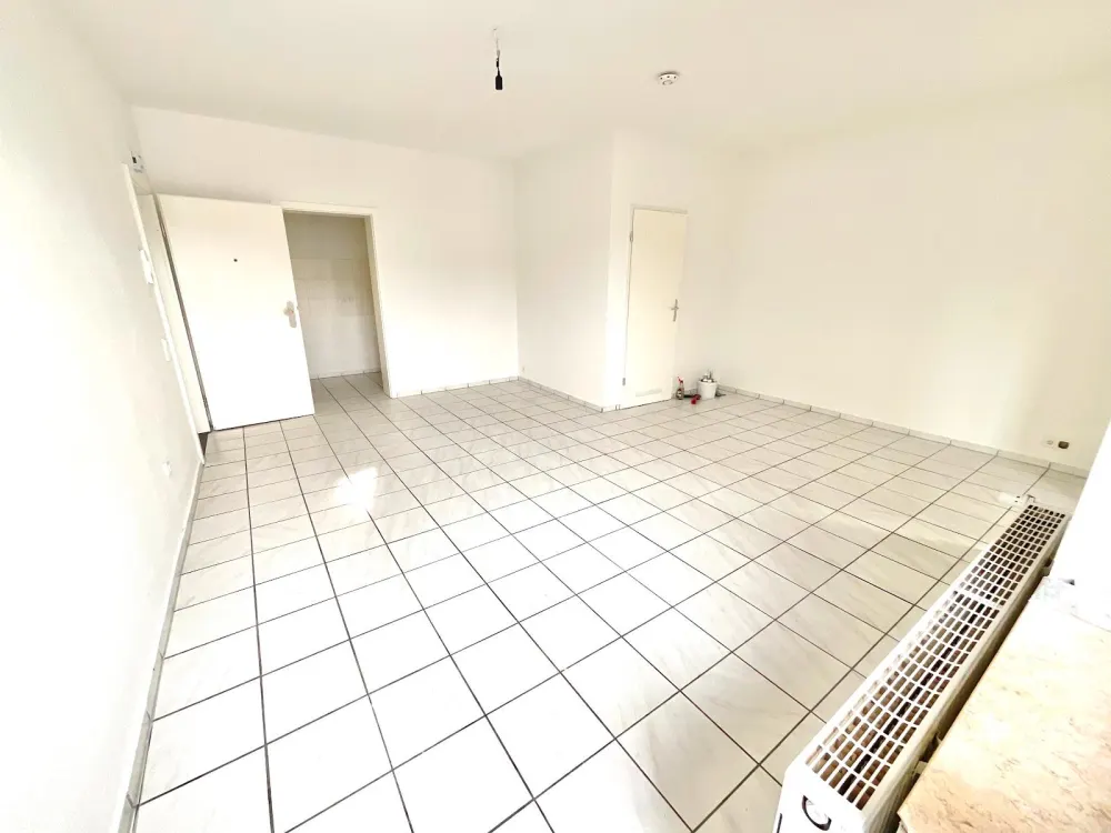 Sehr schöne renovierte 2 Zimmer Wohnung zu vermieten