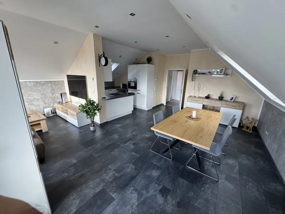 Moderne 3-Zimme-Dachgeschosswohnung mit Balkon in Solingen Wald